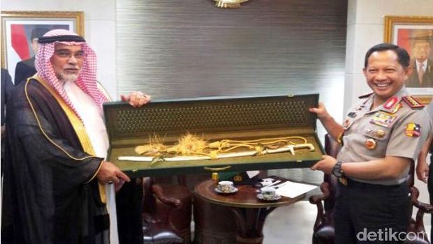 Kerajaan Arab Saudi memberikan cendera mata pedang ke Polri.