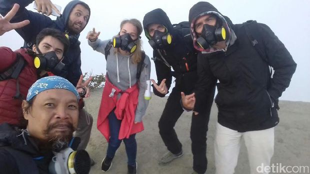 Kawah Ijen Keluarkan Gas Beracun, Wisatawan Dilarang Lihat Blue Fire