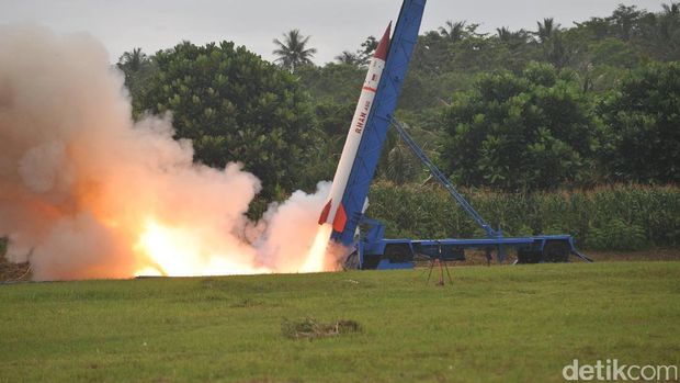 Roket buatan PT Dahana