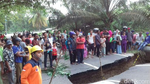 Diguyur Hujan, Jalan  Nasional di Kampar Riau Amblas