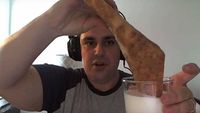 Sedang Tren Mencelupkan Pizza ke Susu, Ini Kata <i>Netizen</i>!