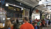 Setiap gerai menjual makanan yang berbeda-beda satu sama lain. Wisatawan bisa makan sampai puas (Angga/detikTravel)