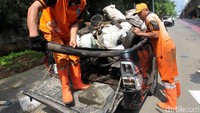 Sejak Sabtu (4/3) lalu, sudah 3 bak pikap kulit kabel yang dikeluarkan dari gorong-gorong.