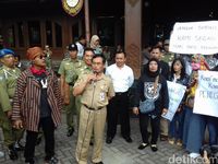 Pedagang Klewer Geruduk Balai Kota Solo Tolak Pedagang Bermobil