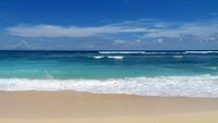 Foto: Pantai ini memiliki pasir putih yang halus. Ombaknya pun tidak terlalu kencang, sehingga asyik untuk berenang (Ardan/detikTravel)