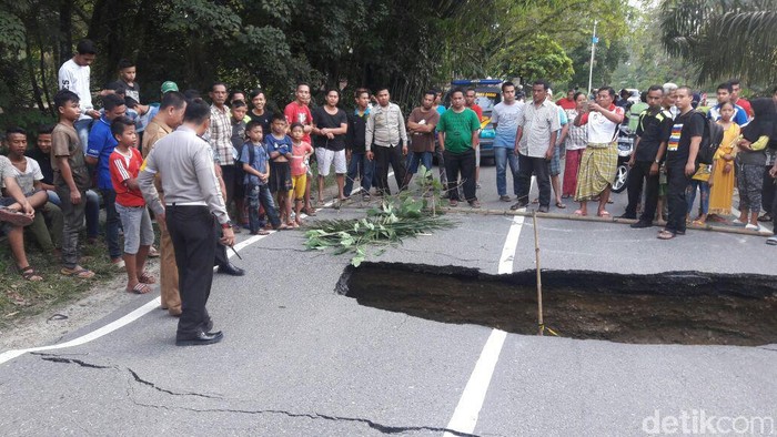 Usai Diguyur Hujan, Jalan Nasional di Kampar Riau Ambles
