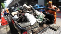 Berbagai sampah, dari kulit kabel hingga batu sebesar fondasi rumah ditemukan di gorong-gorong Jalan Gatot Subroto.