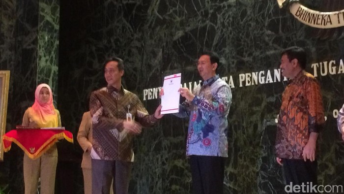 Terima Surat Cuti di Balai Kota, Ahok Sempat Pose 2 Jari
