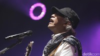 Legenda musik tanah air itu tampil apik dengan membawakan hits-hitsnya.