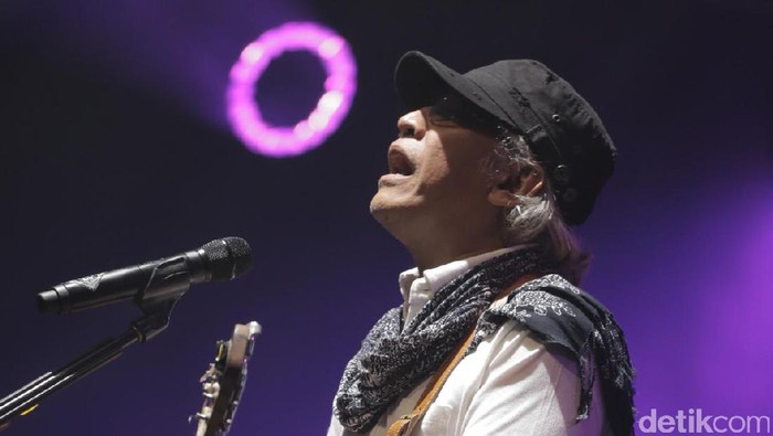 Penampilan Iwan Fals di panggung Java Jazz Festival 2017.