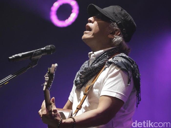 Penampilan Iwan Fals di panggung Java Jazz Festival 2017.