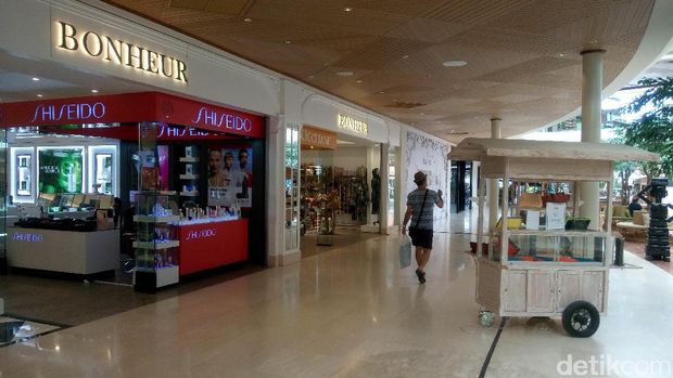 Deretan toko bermerek di Seminyak Village (Ardan/detikTravel)