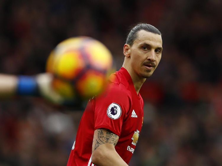 Foto-foto Terbaik Premier League: Sikut Ibrahimovic dan Duka Arsenal di Anfield