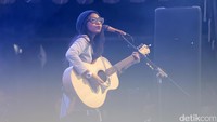 Lagu-lagu romantis mereka sepertiWish You Were Here dan When You Love Someone menjadi sajian yang pas sebelum senja.