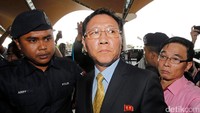 Duta Besar Korut, Kang Chol nampak dijaga ketat oleh petugas saat tiba di Bandara Internasional Kuala Lumpur (KLIA), Senin (6/3/2017). REUTERS/Lai Seng Sin.