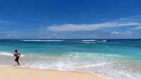 Foto: Tak sedikit juga wisatawan yang menghabiskan waktu di Pantai Melasti dengan jogging santai. Kontur pantai yang cenderung landai memang asyik untuk lari (Ardan/detikTravel)