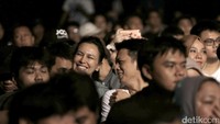 Mereka terlihat sangat happy.