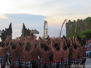 Kalau Mau Nonton Tari Kecak, Rombongan Raja Salman Wajib ke Uluwatu