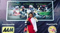 Aditya menunjukkan trofi juara pertama kelas Micro Max. Prestasi ini mengulang pencapaiannya pada Invitation Rotax Januari lalu di sirkuit yang sama. Saat itu, Aditya juga menyabet trofi juara pertama.
