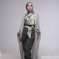 Wardrobe: Anniesa Hasibuan. Fotografer: Zaky Akbar. Makeup Artist: Vivi Thalib. Stylist: Arina Yulistara. Model: Denta Haritsa (Juara 1 Sunsilk Hijab Hunt 2016)
