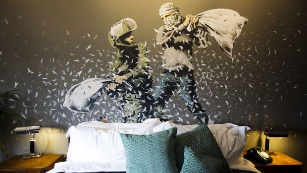 Karya Seni Banksy di Hotel Tepi Barat Palestina