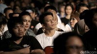 Sophia dan Ariel saat menyaksikan penampilan dari Eva Celia di Java Jazz Festival 2017 di JIExpo Kemayoran, jakarta Utara pada Minggu (5/3/2017).