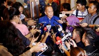 Demokrat kata Syarief, berjanji dalam waktu dekat akan menentukan sikap. Masih banyak waktu untuk mempertimbangkan soal dukung-mendukung.