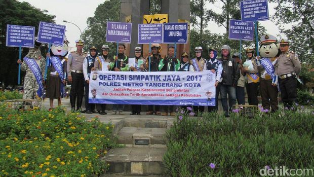 Bagi-bagi Masker, Operasi Simpatik di Tangerang Libatkan Ojek Online