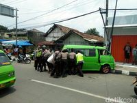 Sopir Angkot Remaja Ini Tabrak Innova Dan Tiang Telepon Di Sukabumi