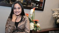 Menurutnya Aldi sosok yang pendiam, tak cemburuan dan selalu mendukungnya.