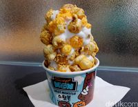 Sweet Monster: Creamy Lembut, Es Krim Vanilla dengan Taburan Popcorn Renyah