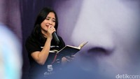 Aksi Prilly kala membacakan sepenggal puisinya.