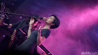 Eva memberikan penampilan maksimal kala memainkan semua lagu di albumnya bertajuk And so It Begins.