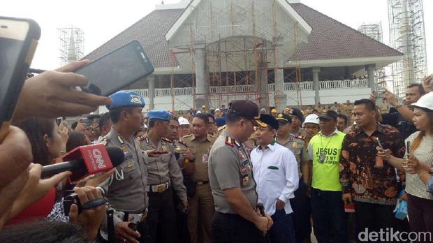Hasbiallah Ilyas (berpeci) saat temani Ahok tinjau Masjid Raya Jakarta / 