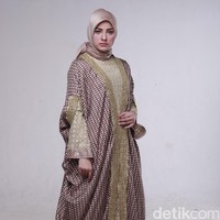 Wardrobe: Anniesa Hasibuan. Fotografer: Zaky Akbar. Makeup Artist: Vivi Thalib. Stylist: Arina Yulistara. Model: Mouzalina (Juara 1 Hijab Hunt 2014)