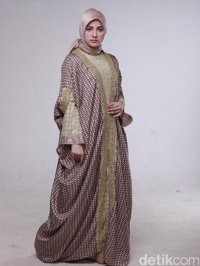 Wardrobe: Anniesa Hasibuan. Fotografer: Zaky Akbar. Makeup Artist: Vivi Thalib. Stylist: Arina Yulistara. Model: Mouzalina (Juara 1 Hijab Hunt 2014)