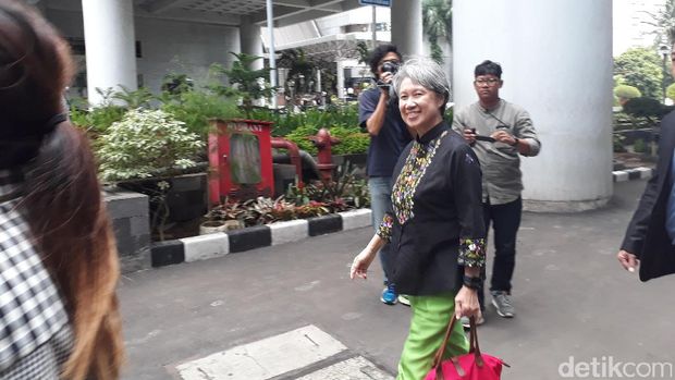 Gaya Santai Bos Temasek di Kantor Luhut