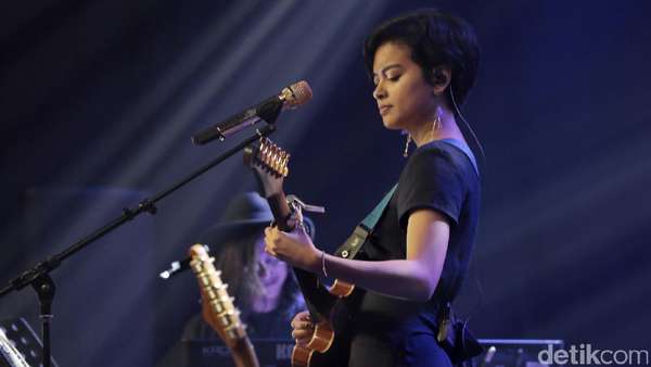 Terhanyut Penampilan Manis Eva Celia Terhanyut Penampilan Manis Eva Celia