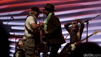 Penyanyi berusia 55 tahun itu juga berkolaborasi dengan musisi jazz dunia seperti Maurice Brown dan Kirk Whalum.