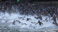 Ratusan peserta mengikuti lomba renang tahunan di Pantai Kolombo, Sri Lanka, Minggu (5/3/2017). REUTERS/Dinuka Liyanawatte.