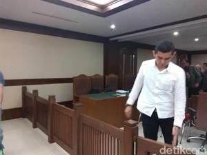 Kesaksian Keponakan Bupati Halmahera di Sidang Amran Tak Sinkron