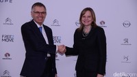 (Kiri ke kanan) Chairman PSA Group Carlos Tavares berjabat tangan dengan CEO dan Chairman General Motors Mary T Barra dalam jumpa pers di Paris, Senin (6/3/2017). Foto: General Motors