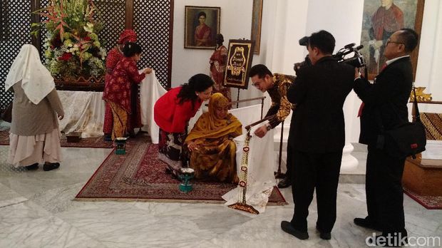 Batik dan Mutiara dari Iriana untuk Para Istri Kepala Negara