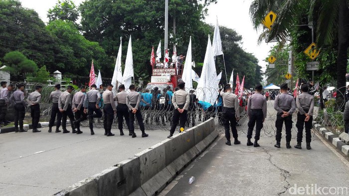 Massa Sidang Ahok Mulai Datang, Lalin Depan Kementan Ditutup