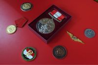 Selain kotak perhiasan, kotak tissue, hiasan dan properti rumah tangga, V&V Craft juga memproduksi medali 3D, medali dengan box, koin 3D, pin dan gantungan kunci.