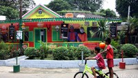Dua orang anak melintas di depan rumah khas Betawi di Pujasera Blok S.