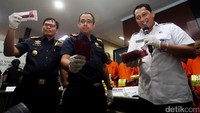 Kepala BNN, Komjen Pol Budi Waseso (kanan), memperlihatkan barang sitaan narkotika.