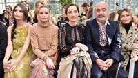 Emily tampak bersama Kate Mara, Kristin Scott Thomas, Christian Louboutin dan Miroslava Duma di kursi terdepan di acara tersebut. Pascal Le Segretain/Getty Images/detikFoto.