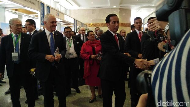 Berkeliling Arena IORA, Jokowi dan PM Turnbull Cicipi Air Kelapa