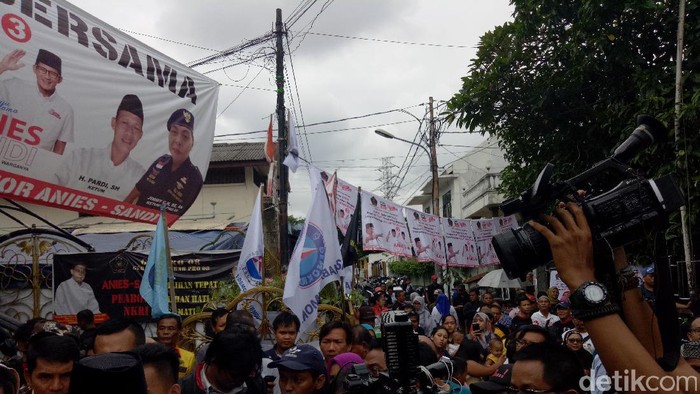 Banyak Spanduk Kampanye di Utan Kayu, Ini Kata Anies